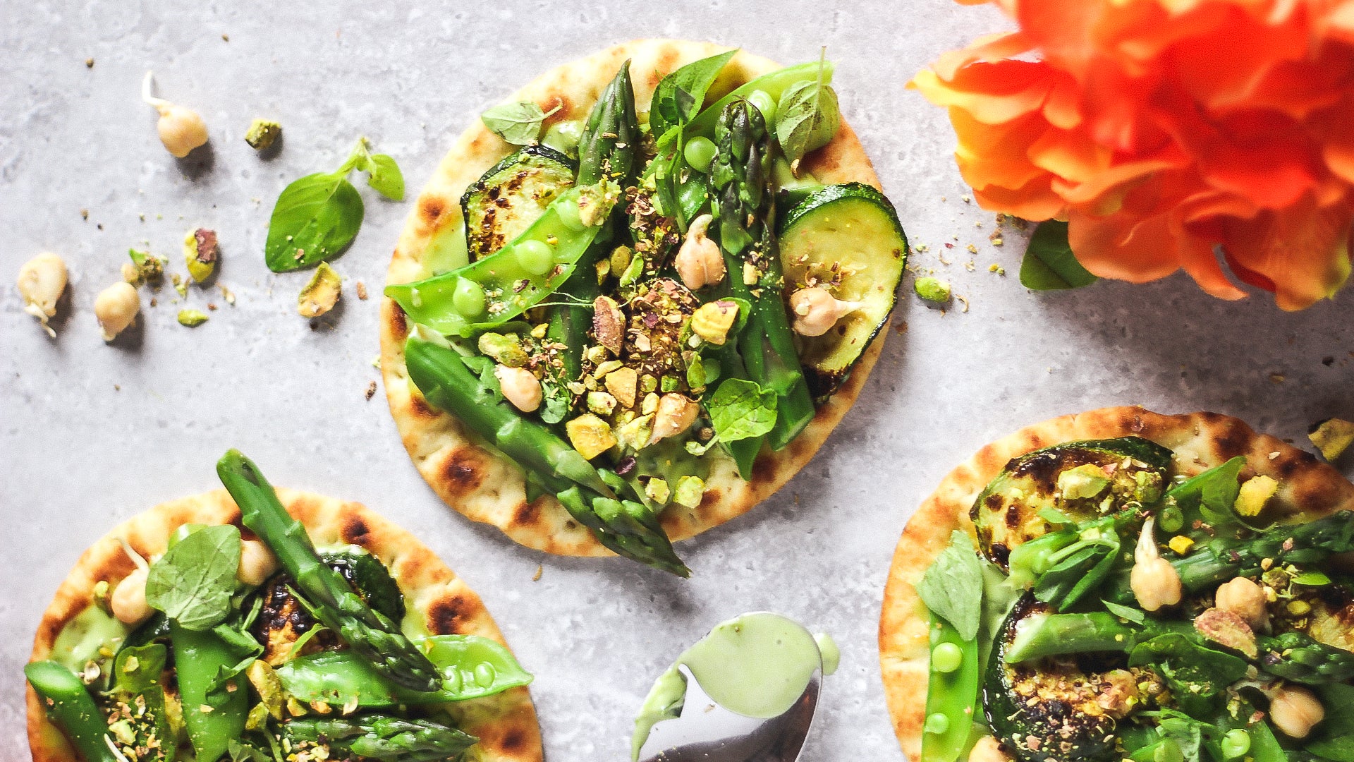Pain naan aux légumes verts et mayonnaise matcha-lime